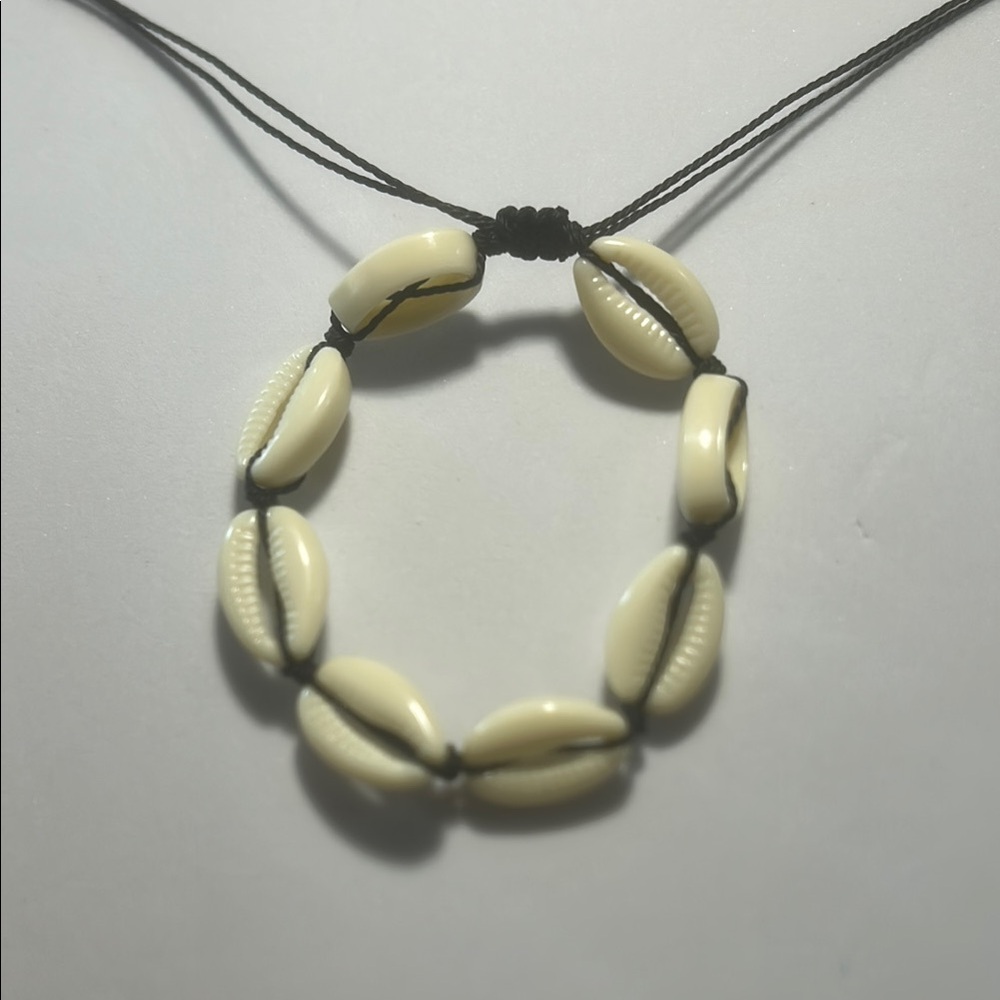 Cream Shell Bracelet - Picture 3 of 3